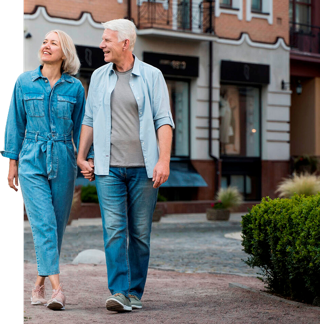 Счастливая пара после лечения суставов