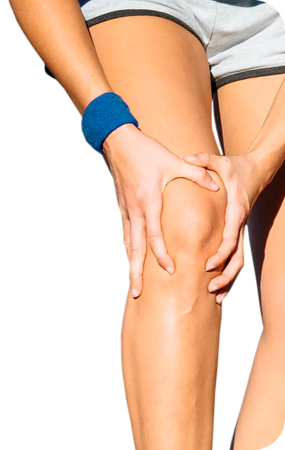 Врач АртроКлиники осматривает пациента