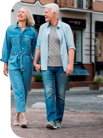 Счастливая пара после лечения суставов